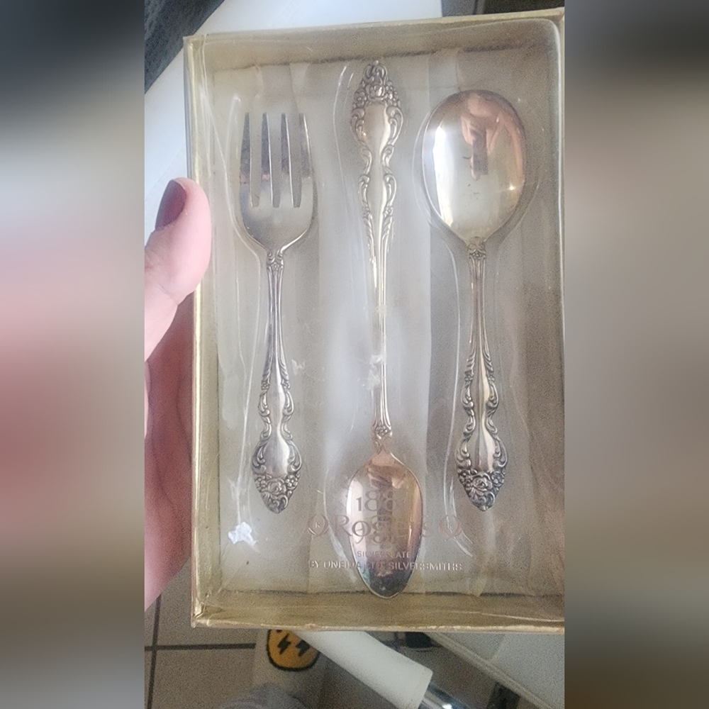 1881 Rogers 3 Piece Baby Set Baroque Rose By Oneida Silver Plated Original Box‎